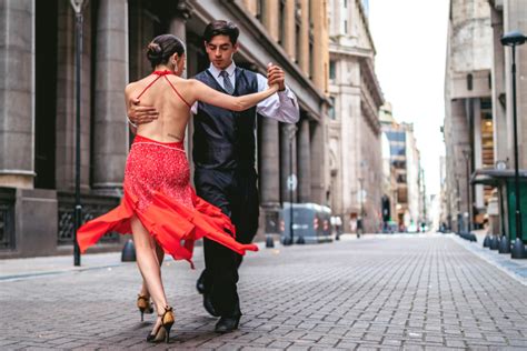 how to dance salsa with a partner and what makes a great salsa dancer